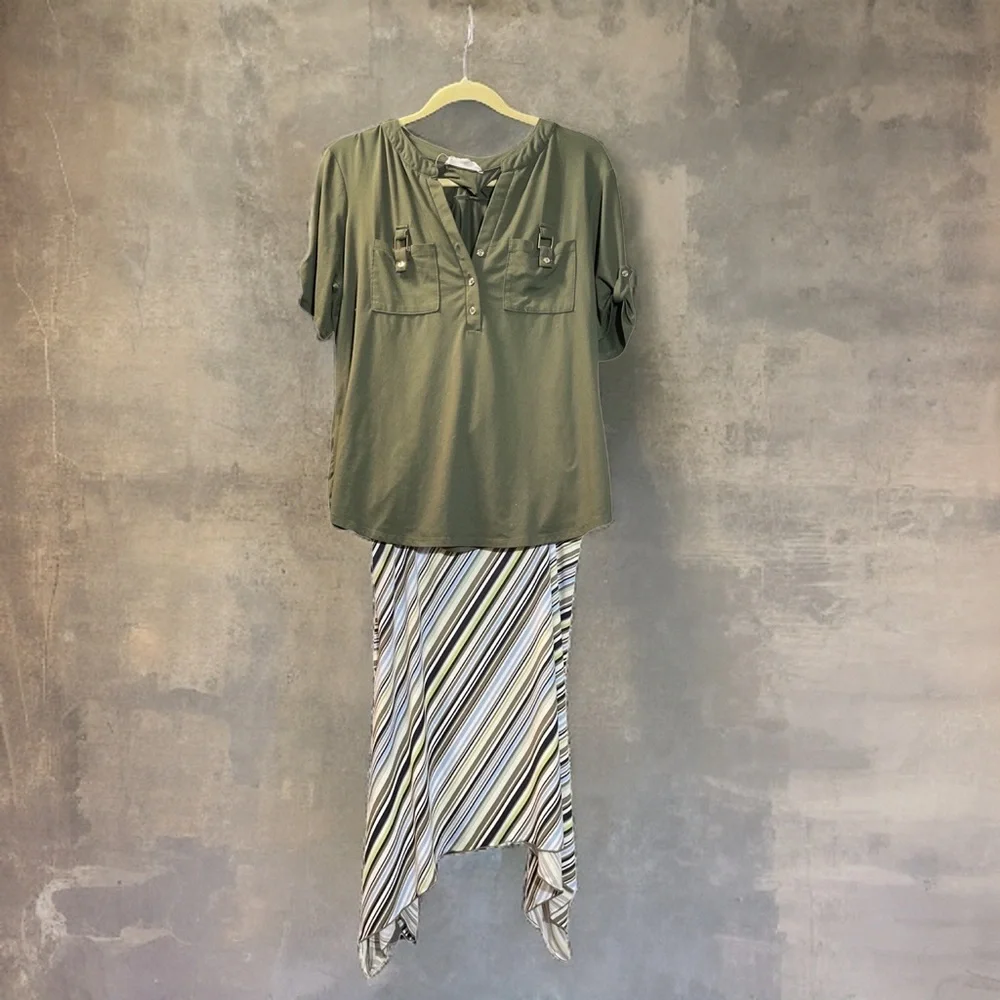Accepting any offer on this
Army green blouse - Picture 1 of 3